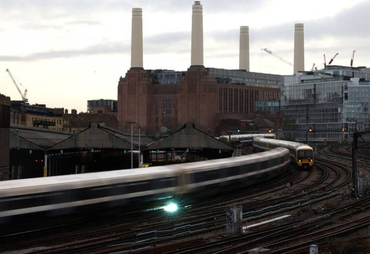 Des trains quittent la gare de Victoria à Londres, en Grande-Bretagne