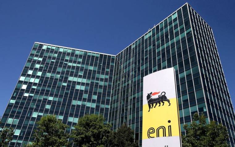 Le logo d'Eni devant le siège social du groupe à Milan