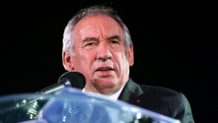 Par pragmatisme ou pour limiter les risques, François Bayrou assume de rester en retrait des négociations sur le budget, laissant ses poids lourds à la manœuvre pour tenter d'obtenir une non-censure de la gauche sans froisser ses partenaires ( AFP / GAIZKA IROZ )