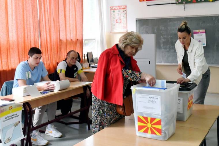 Une électrice vote au deuxième tour de l'élection présidentielle et aux législatives à Skopje, le 8 mai 2024 en Macédoine du Nord ( AFP / Robert ATANASOVSKI )