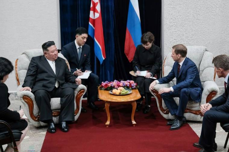 Le dirigeant nord-coréen Kim Jong Un  (g) et le ministre russe des Ressources naturelles et de l'Environnement, Alexander Kozlov, lors d'une réunion à Khasan, le 12 septembre 2023 en Russie ( Ministère russe des Ressources naturelles et de l'Environnement  / Handout )