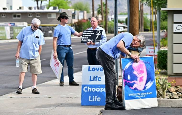 Des militants anti-avortement à l'extérieur de la clinique Camelback Family Planning à Phoenix en Arizona, le 18 avril 2024 ( AFP / Frederic J. BROWN )