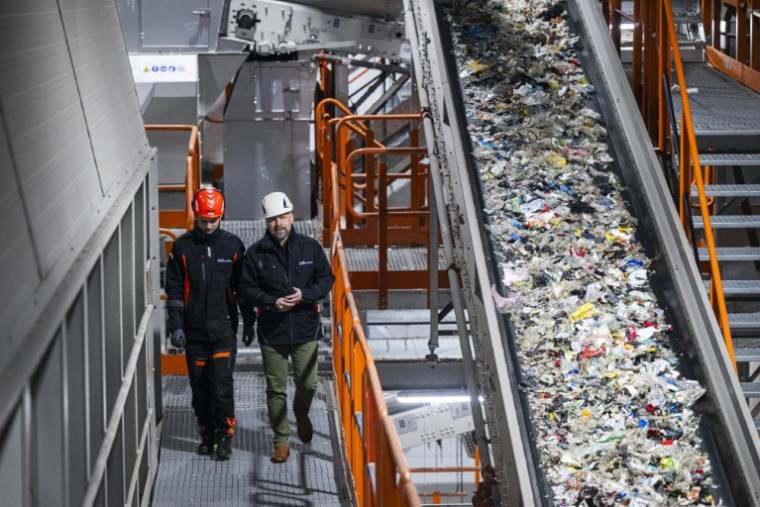 Mattias Philipsson, PDG de Sweden Plastic Recycling avec un de ses employés le 4 mars 2024 dans l'usine de Motala, à Suède ( AFP / Jonathan NACKSTRAND )