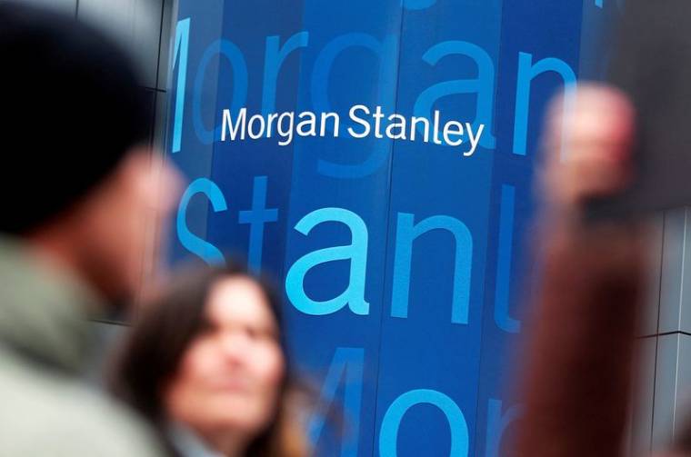 Photo d'archives de personnes passant devant le logo de Morgan Stanley à New York