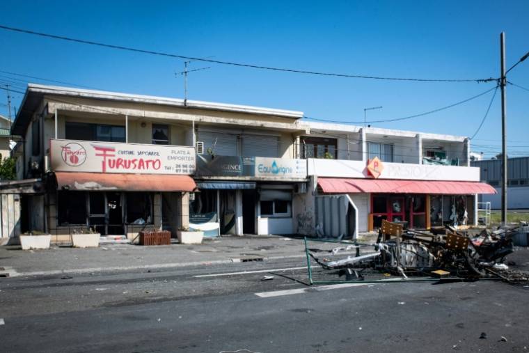 Des commerces inendiés dans le quartier Magenta à Nouméa en Nouvelle-Calédonie, le 18 mai 2024 ( AFP / Delphine Mayeur )