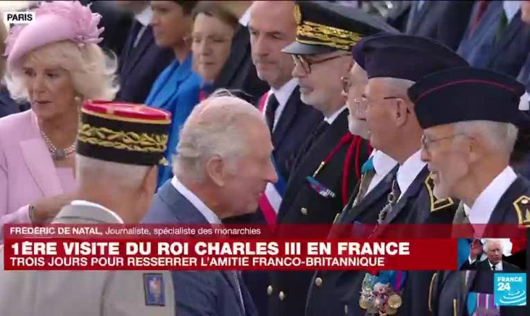 Visite de Charles III en France : cérémonie militaire à l'Arc de Triomphe