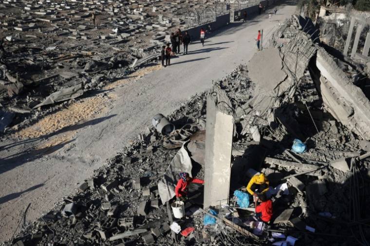 Des Palestiniens tentent de récupérer des effets personnels dans les ruines d'une maison frappée par des bombardements israéliens nocturnes à Rafah, dans le sud de la bande de Gaza, le 20 avril 2024 ( AFP / - )