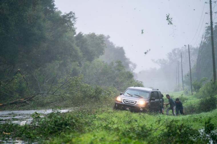 Un véhicule pris dans les vents de l'ouragan Idalia le 30 août 2023 en Floride ( GETTY IMAGES NORTH AMERICA / Sean Rayford )