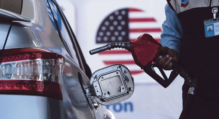 Aux États-Unis, le prix du baril de pétrole WT1 a bondit de 69% en un an et celui des voitures d'occasion de 35% ! (© Guillermo Arias/AFP)
