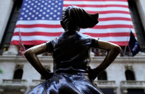 La statue de l'artiste Kristen Visbal devant la façade du New York Stock Exchange ( AFP / TIMOTHY A. CLARY )