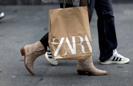Photo d'archives: Une femme porte un sac de la chaîne multinationale espagnole de vêtements Zara