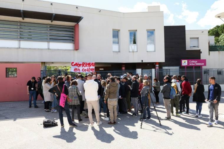 Des professeurs en grève sont rassemblés le 22 avril 2024 devant le collège Arthur-Rimbaud de Montpellier ( AFP / Pascal GUYOT )