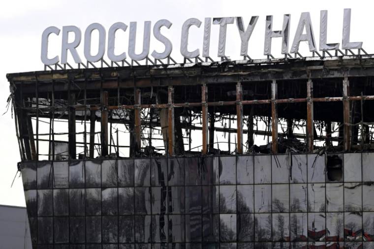 Le Crocus City Hall incendié, après un attentat, le 26 mars 2024 à Krasnogorsk, dans la banlieue de Moscou ( AFP / NATALIA KOLESNIKOVA    )