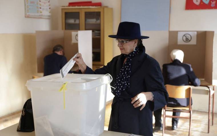 Élections présidentielles et parlementaires dans un centre de vote situé dans une école de Livno