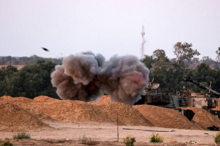 Une unité d'artillerie mobile israélienne tire un obus depuis la frontière au sud d'Israël en direction de la bande de Gaza, le 8 mai 2024 ( AFP / JACK GUEZ )