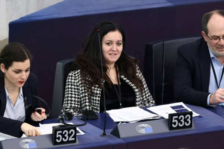 Leïla Chaibi, au centre, au Parlement européen de Strasbourg, le 27 février 2024 ( AFP / FREDERICK FLORIN )