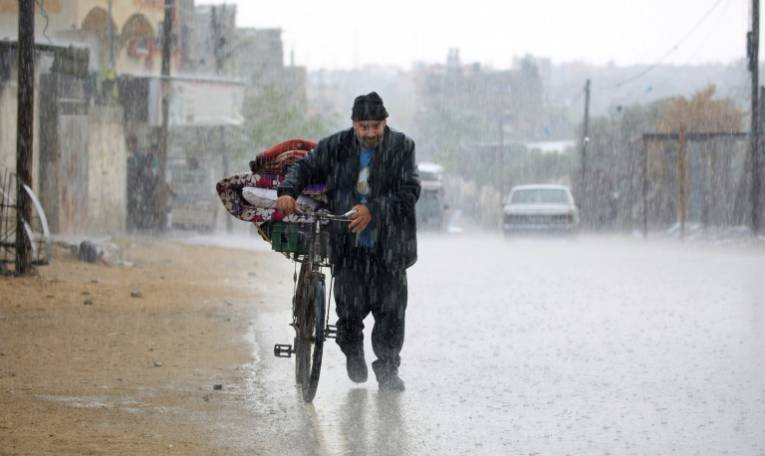 Un déplacé palestinien emporte ses affaires sur un vélo, à Rafah, dans le sud de la bande de Gaza, le 6 mai 2024 ( AFP / - )