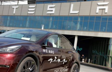 Un Model Y de Tesla stationné devant l'usine du groupe à Gruenheide, en Allemagne, le 13 mars 2024 ( AFP / Odd ANDERSEN )