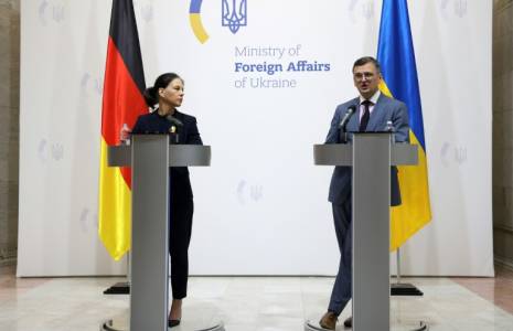 Le ministre ukrainien des Affaires étrangères Dmitry Kouleba (d) et son homologue allemande Annelan Baerbock, lors d'une conférence de presse à Kiev, le 21 mai 2024 ( AFP / Anatolii STEPANOV )