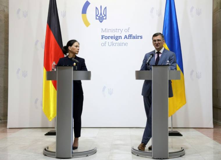 Le ministre ukrainien des Affaires étrangères Dmitry Kouleba (d) et son homologue allemande Annelan Baerbock, lors d'une conférence de presse à Kiev, le 21 mai 2024 ( AFP / Anatolii STEPANOV )