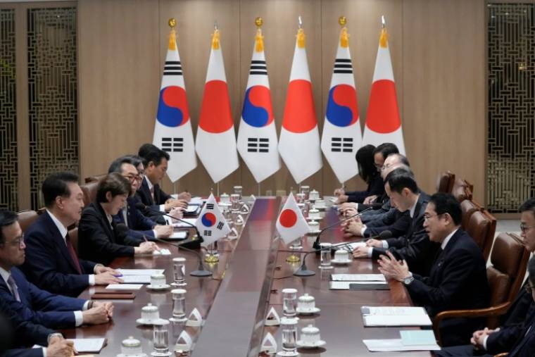 Le Premier ministre japonais Fumio Kishida et le président sud-coréen Yoon Suk Yeol s'entretiennent à Séoul le 26 mai 2024 ( POOL / Ahn Young-joon )