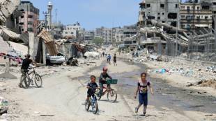 Des enfants palestiniens au milieu des bâtiments détruits par les bombardements israéliens dans la ville de Gaza, le 3 mai 2024 ( AFP / - )