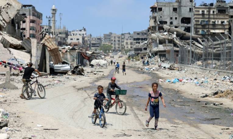Des enfants palestiniens au milieu des bâtiments détruits par les bombardements israéliens dans la ville de Gaza, le 3 mai 2024 ( AFP / - )