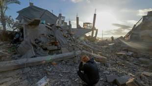 Un Palestinien assis au milieu des décombres de maisons détruites dans des bombardements israéliens à Rafah, dans le sud de la bande de Gaza, le 22 février 2024 ( AFP / MOHAMMED ABED )