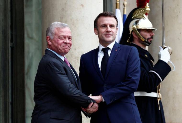 Le président français Emmanuel Macron accueille le roi Abdallah de Jordanie pour une réunion au palais de l'Élysée à Paris