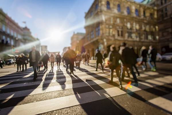 Les villes seront-elles bientôt réservées aux piétons ? (Crédits photo : Shutterstock)