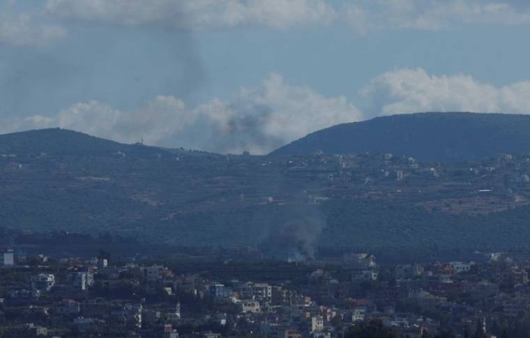 De la fumée s'échappe près de la ville libanaise de Tyr