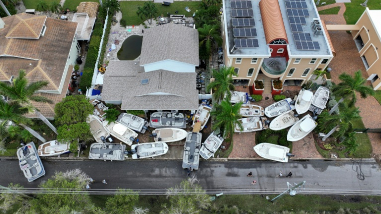 Sur cette vue aérienne, des bateaux sont empilés devant des maisons après que l'ouragan Hélène a frappé la zone, le 28 septembre 2024, à Treasure Island, en Floride ( GETTY IMAGES NORTH AMERICA / JOE RAEDLE )