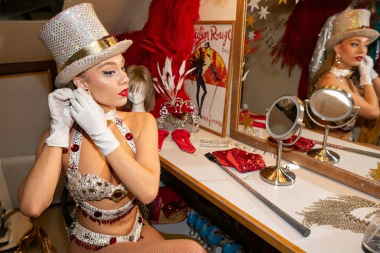 La danseuse australienne Portia se prépare dans sa loge  avant un spectacle au cabaret musical du Moulin Rouge à Paris, le 12 mars 2024 ( AFP / Miguel MEDINA )