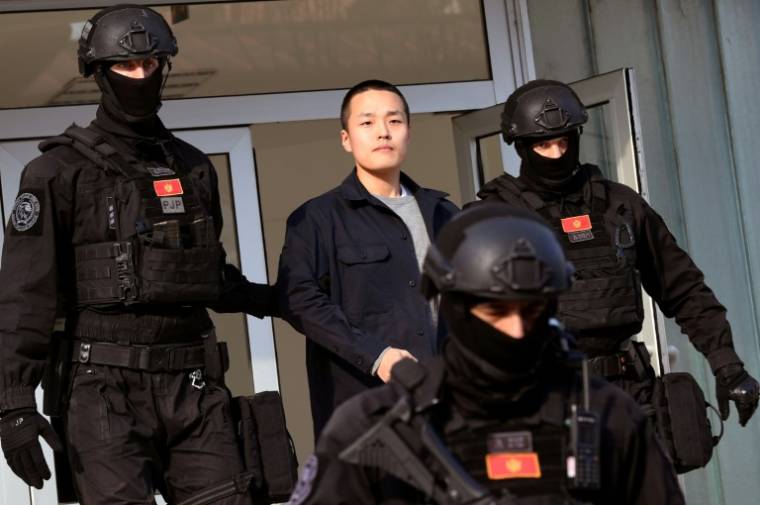 Le sud-coréen Do Kwon, fondateur de la blockchain Terra, escorté par les forces de l'ordre monténégrines à Podgorica, au Montenegro, le 23 mars 2024 ( AFP / SAVO PRELEVIC )