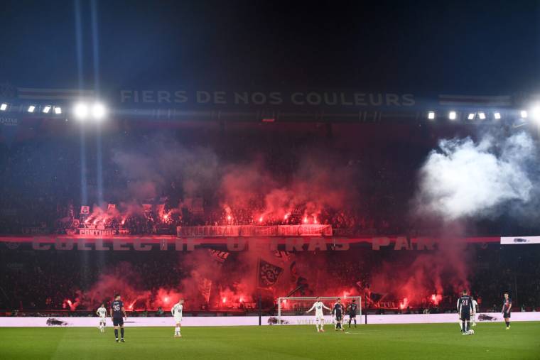 PSG-Lille : Des banderoles et des chants visant Anne Hidalgo et le départ du Parc