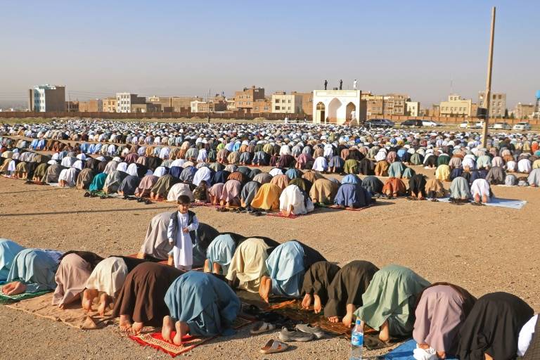 Prière de l'Aïd el-Fitr à la mosquée Guzargah à Hérat en Afghanistan, le 10 avril 2024 ( AFP / Mohsen KARIMI )