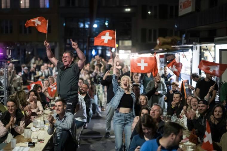 Des supporters laissent éclater leur joie dans le nord-ouest de la Suisse à Bienne, ville natale de l'artiste Némo qui a remporté l'Eurovision, le 12 mai 2024 ( AFP / Fabrice COFFRINI )