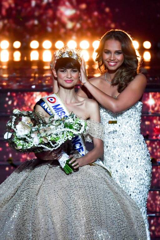 Miss Nord-Pas-de-Calais, Eve Gilles (L), is crowned Miss France 2024 by Miss France 2023 Indira Ampiot (D), in Dijon, December 16, 2023 (AFP / ARNAUD FINISTRE)