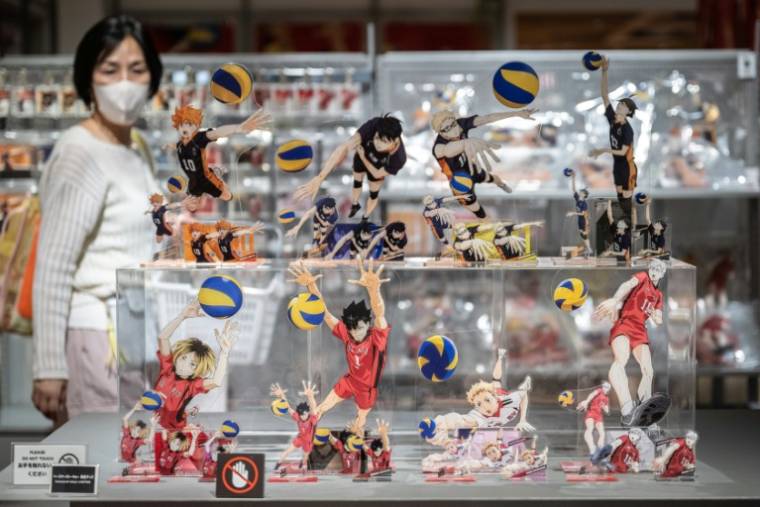 Des figurines et produits dérivés du manga japonais de volley-ball "Haikyu !!" dans un magasin éphémère à Tokyo, le 19 mai 2024 ( AFP / Yuichi YAMAZAKI )