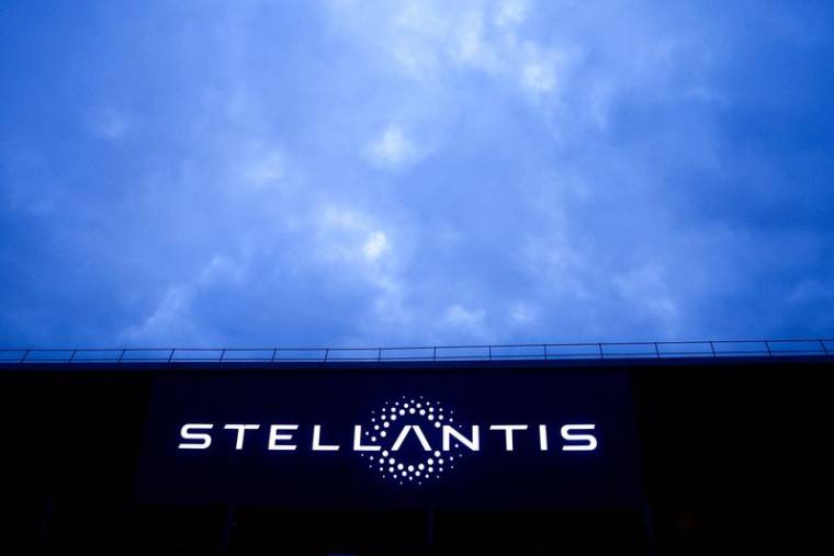 Le logo de Stellantis sur un bâtiment de l'entreprise à Velizy-Villacoublay, près de Paris