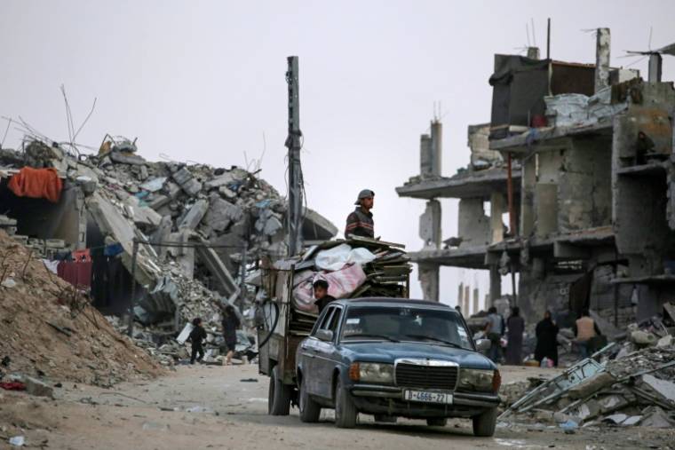 Des Palestiniens ayant fui Rafah arrivent à Khan Younès, dans le sud de la bande de Gaza, le 15 mai 2024 ( AFP / - )