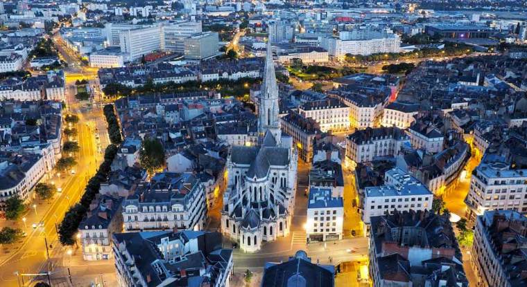 Parmi les grandes villes, Nantes s'illustre comme celle qui a le plus fortement augmenté la taxe foncière, avec une hausse de 37,5% en dix ans. (© Adobestock)