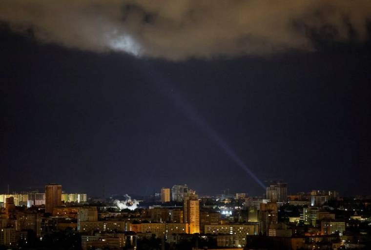 Des militaires ukrainiens utilisent un projecteur pour rechercher des drones russes dans le ciel de Kiev