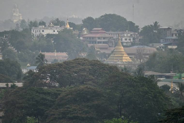 La ville de Myawaddy, en Birmanie, vue du côté thailandais de la frontière, le 11 avril 2024  ( AFP / MANAN VATSYAYANA )