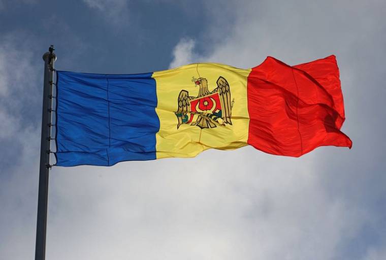 Photo du drapeau moldave déployé lors d'une cérémonie à Chisinau