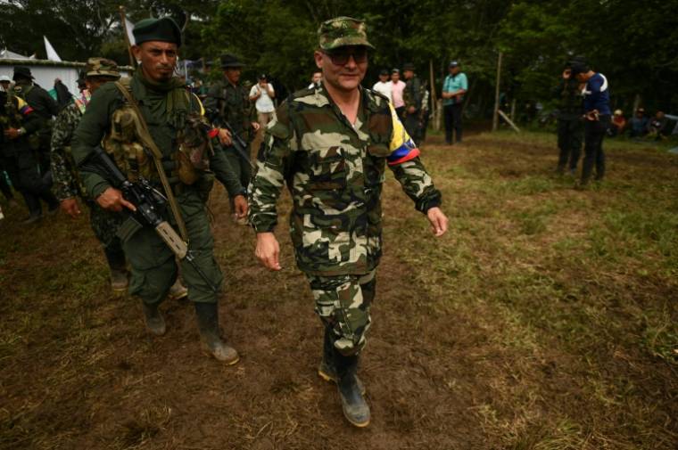 Le leader de l'Etat-major central (EMC), connu sous le surnom d'Ivan Mordisco (la morsure), à San Vicente del Cagua, dans le département de Caquera, en Colombie, le 16 avril 2023 ( AFP / JOAQUIN SARMIENTO )