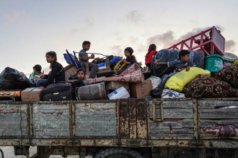 Des Palestiniens quittent l'est de Khan Younès, dans le sud de la bande de Gaza, après un ordre d'évacuation de l'armée israélienne, le 1er juillet 2024 ( AFP / Bashar TALEB )