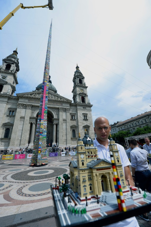 Balazs Doczy, spécialiste des méga-constructions en Lego, présente sa maquette de la basilique de Saint-Etienne, le 25 mai 2014 à Budapest en Hongrie ( AFP / ATTILA KISBENEDEK )