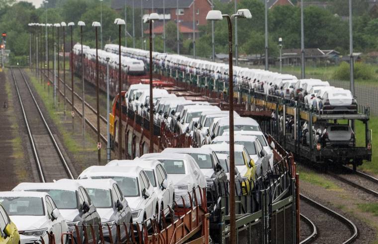 Des voitures du groupe Volkswagen quittent le site de production d'Emden le 20 mai 2022. ( AFP / DAVID HECKER )