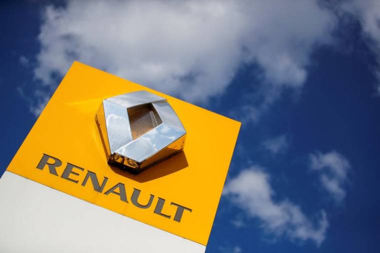 Photo du logo de Renault chez un concessionnaire à Paris